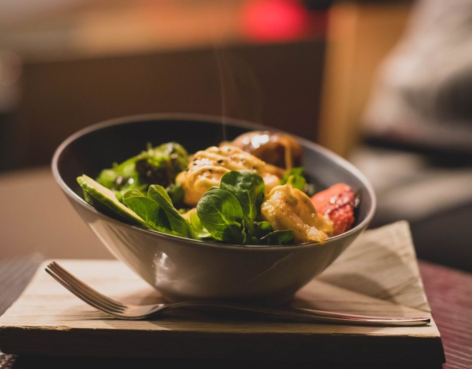 Salad segar berwarna-warni dengan selada, tomat, timun, dan dressing ringan, cocok untuk makanan sehat.
