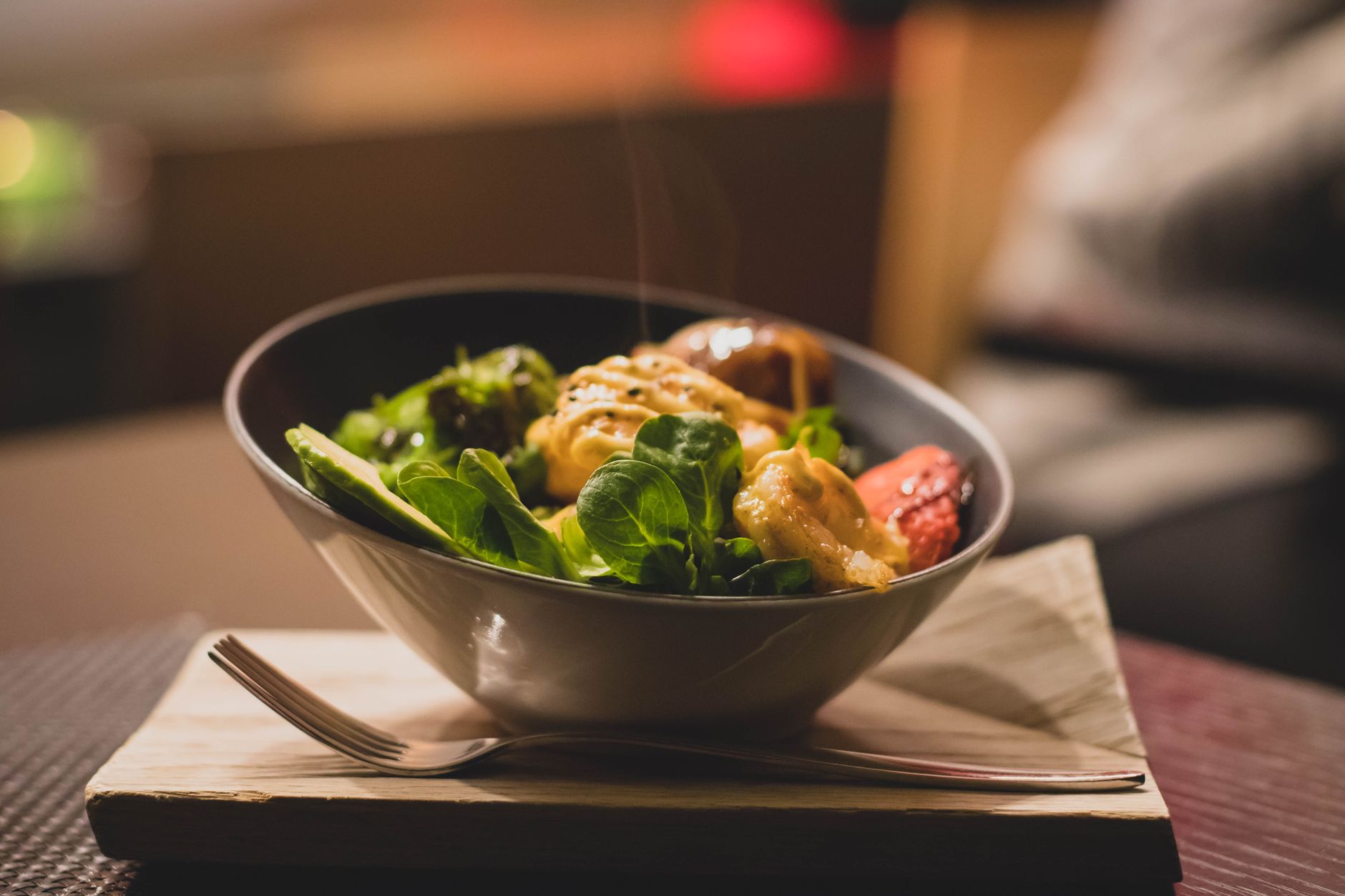 Salad segar berwarna-warni dengan selada, tomat, timun, dan dressing ringan, cocok untuk makanan sehat.