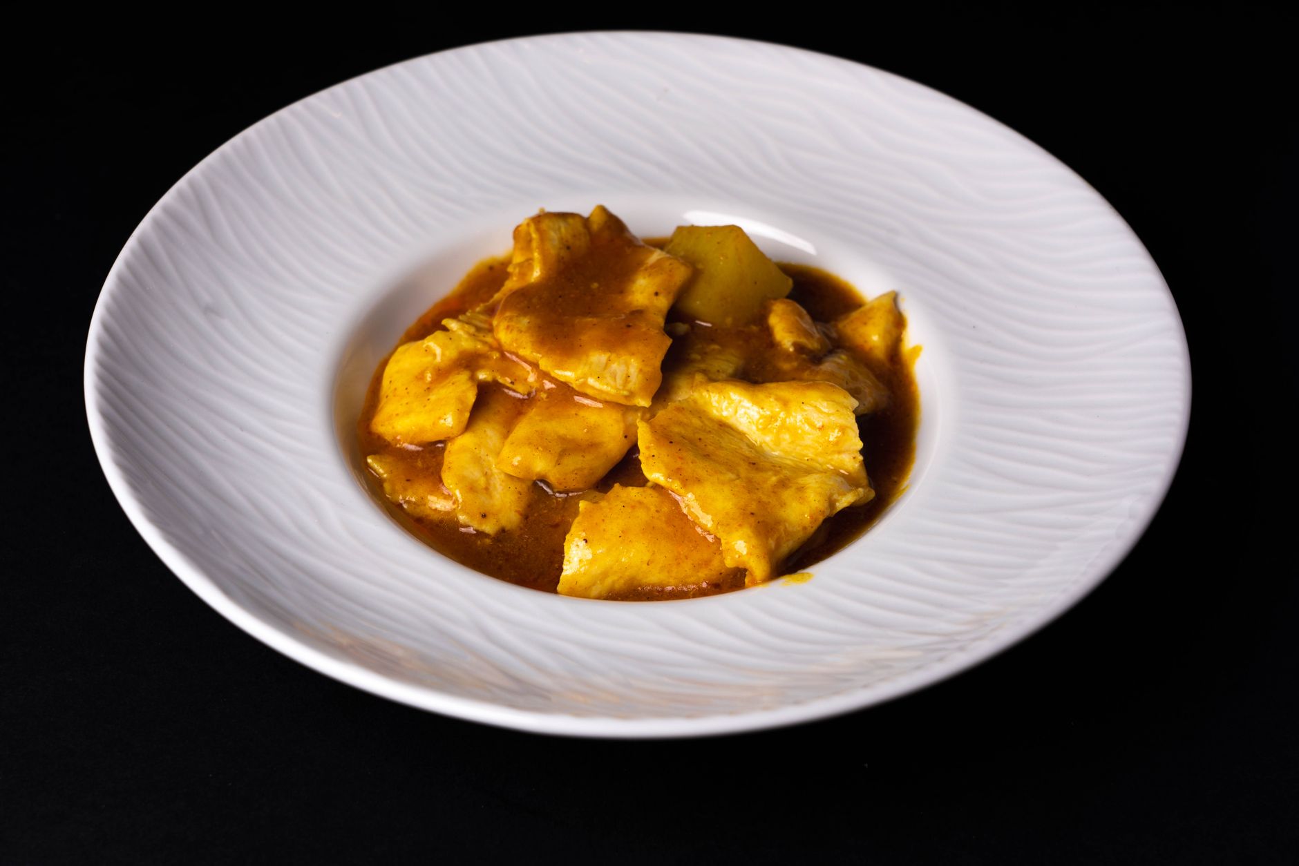 Dressing kari krim kuning lembut, disajikan dalam mangkuk kecil untuk menambah rasa pada salad.