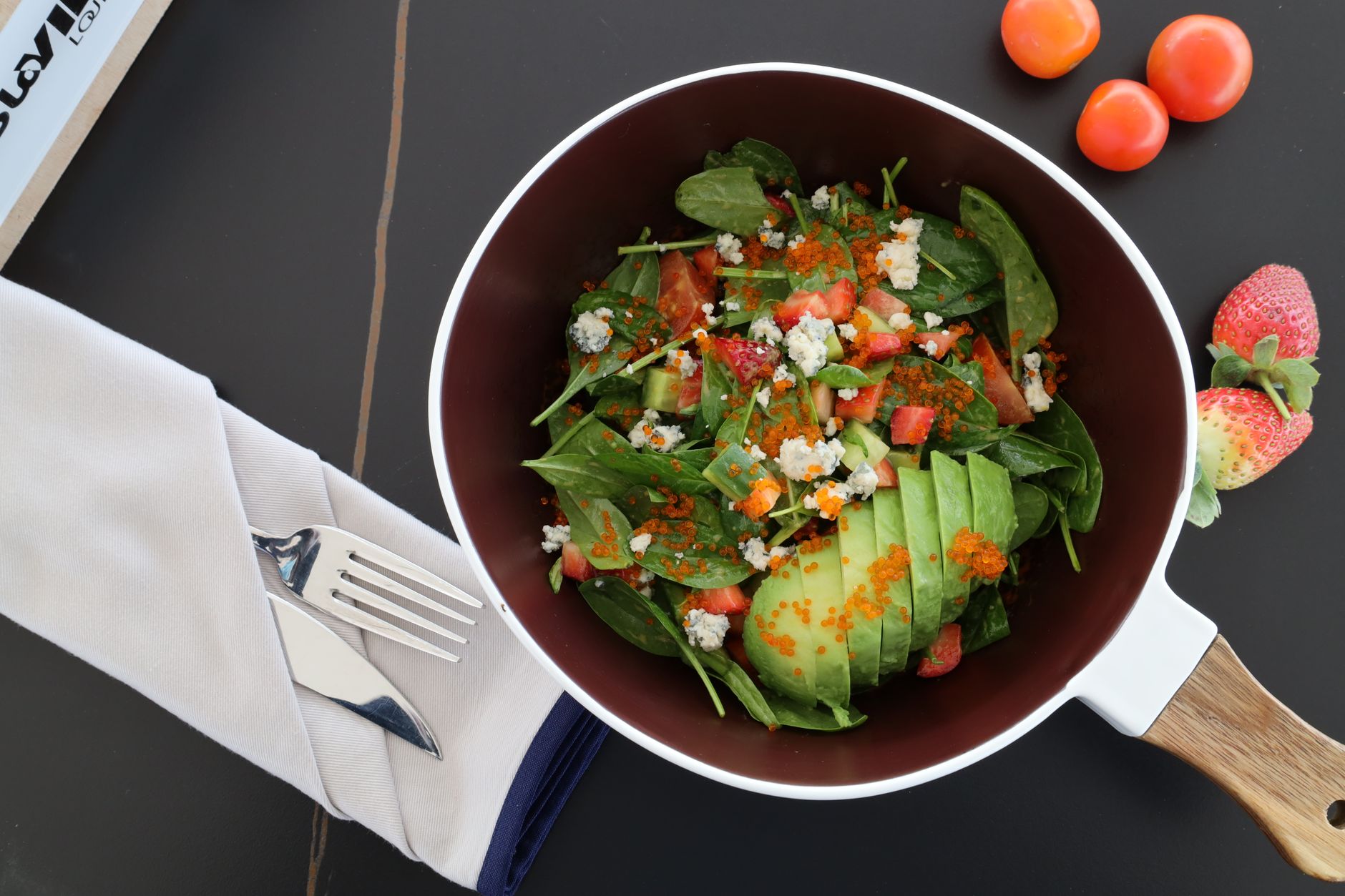 Horey salad segar dengan irisan tomat, mentimun, dan dressing lemon ringan, cocok untuk diet sehat.