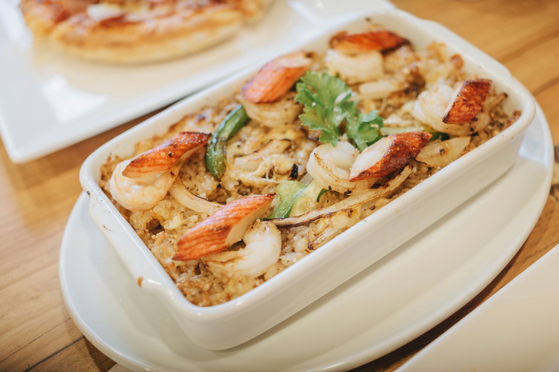 Isian salad segar Pizza Hut dengan selada, tomat, keju, dan saus vinaigrette, siap menambah cita rasa.