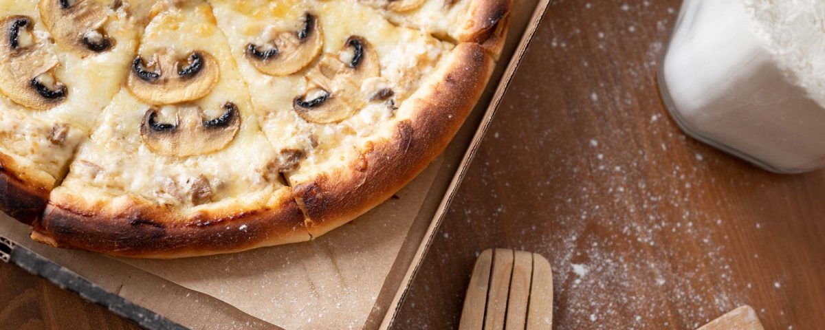 Harga pizza à la carte di Indonesia, mulai dari 80 ribu hingga 150 ribu rupiah, sesuai topping premium.