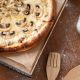 Harga pizza à la carte di Indonesia, mulai dari 80 ribu hingga 150 ribu rupiah, sesuai topping premium.