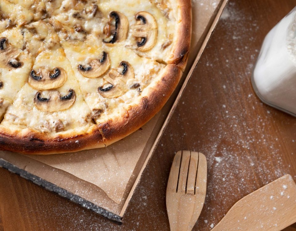 Harga pizza à la carte di Indonesia, mulai dari 80 ribu hingga 150 ribu rupiah, sesuai topping premium.