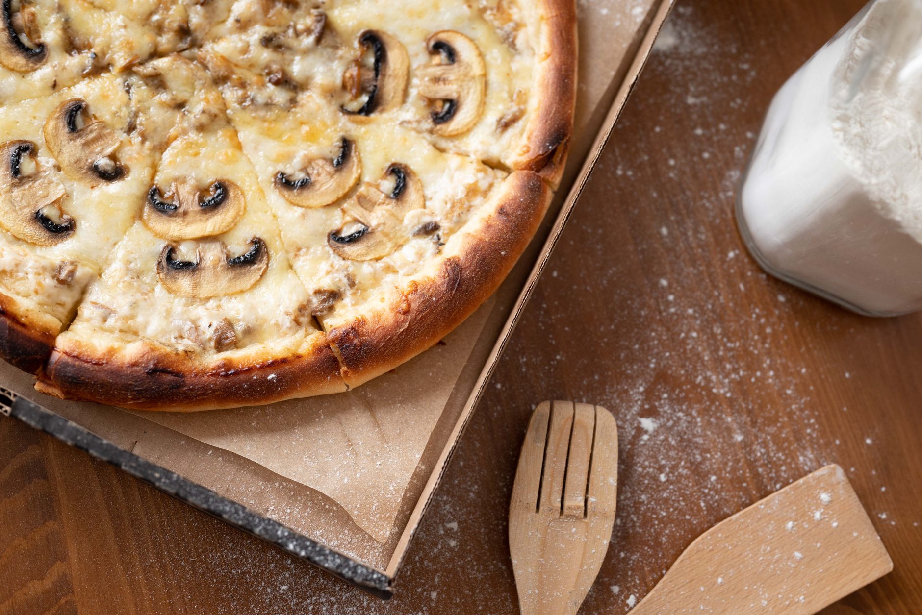 Harga pizza à la carte di Indonesia, mulai dari 80 ribu hingga 150 ribu rupiah, sesuai topping premium.