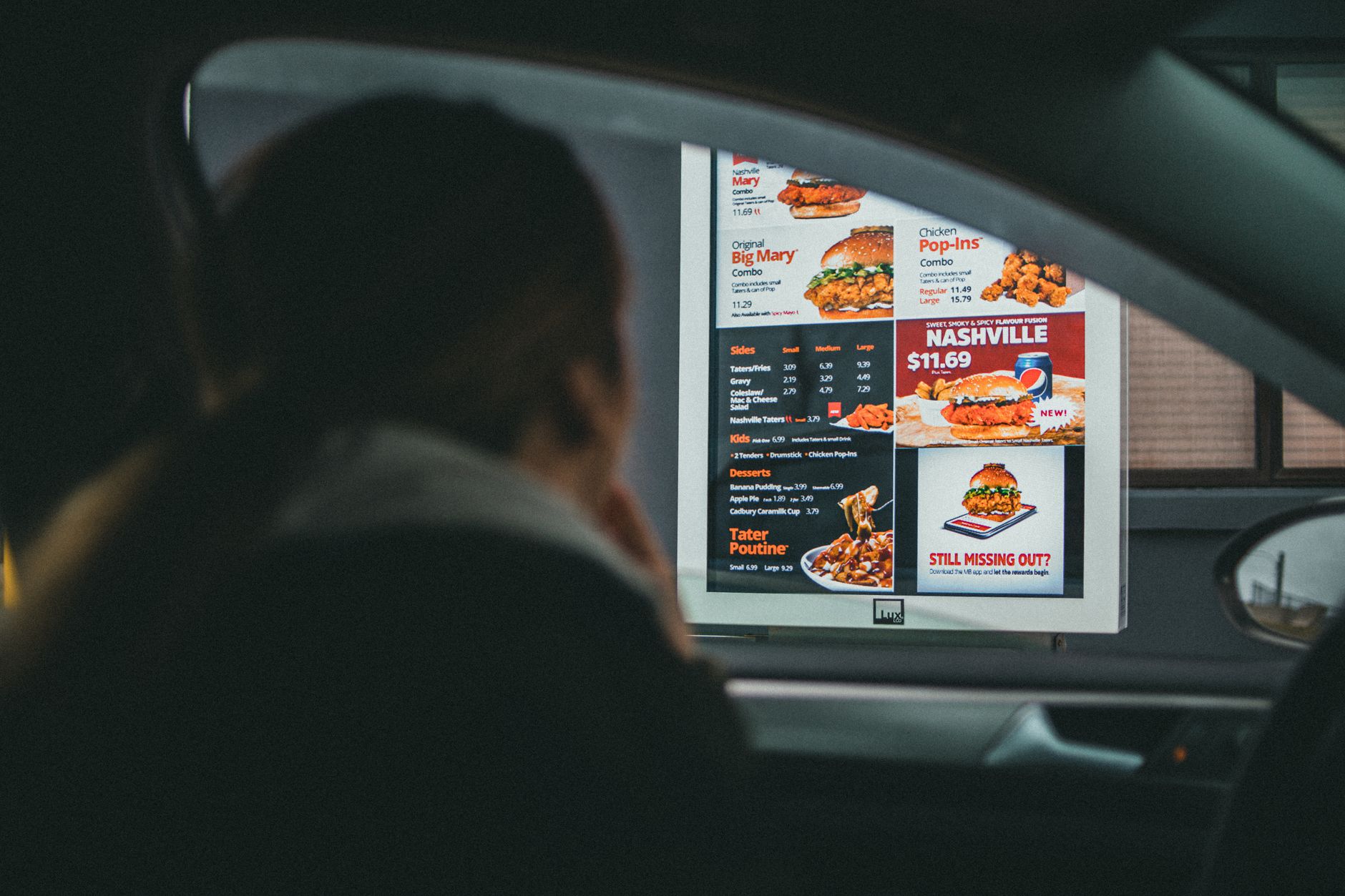 Menu KFC ala carte menampilkan pilihan paket ayam goreng, burger, dan side dish lezat.
