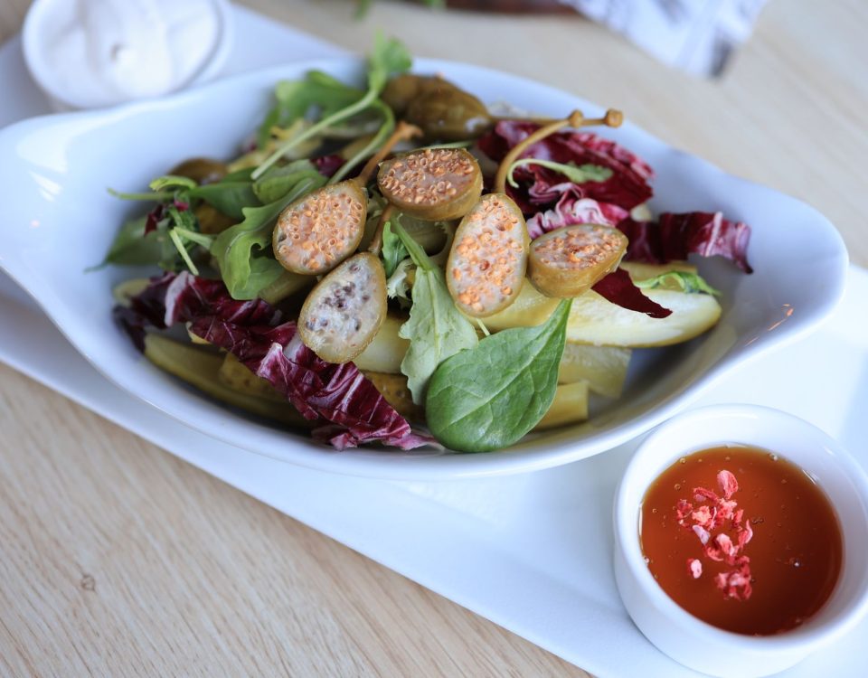 Crunchaus Salad Pim segar dengan sayuran hijau, tomat, dan saus ringan.