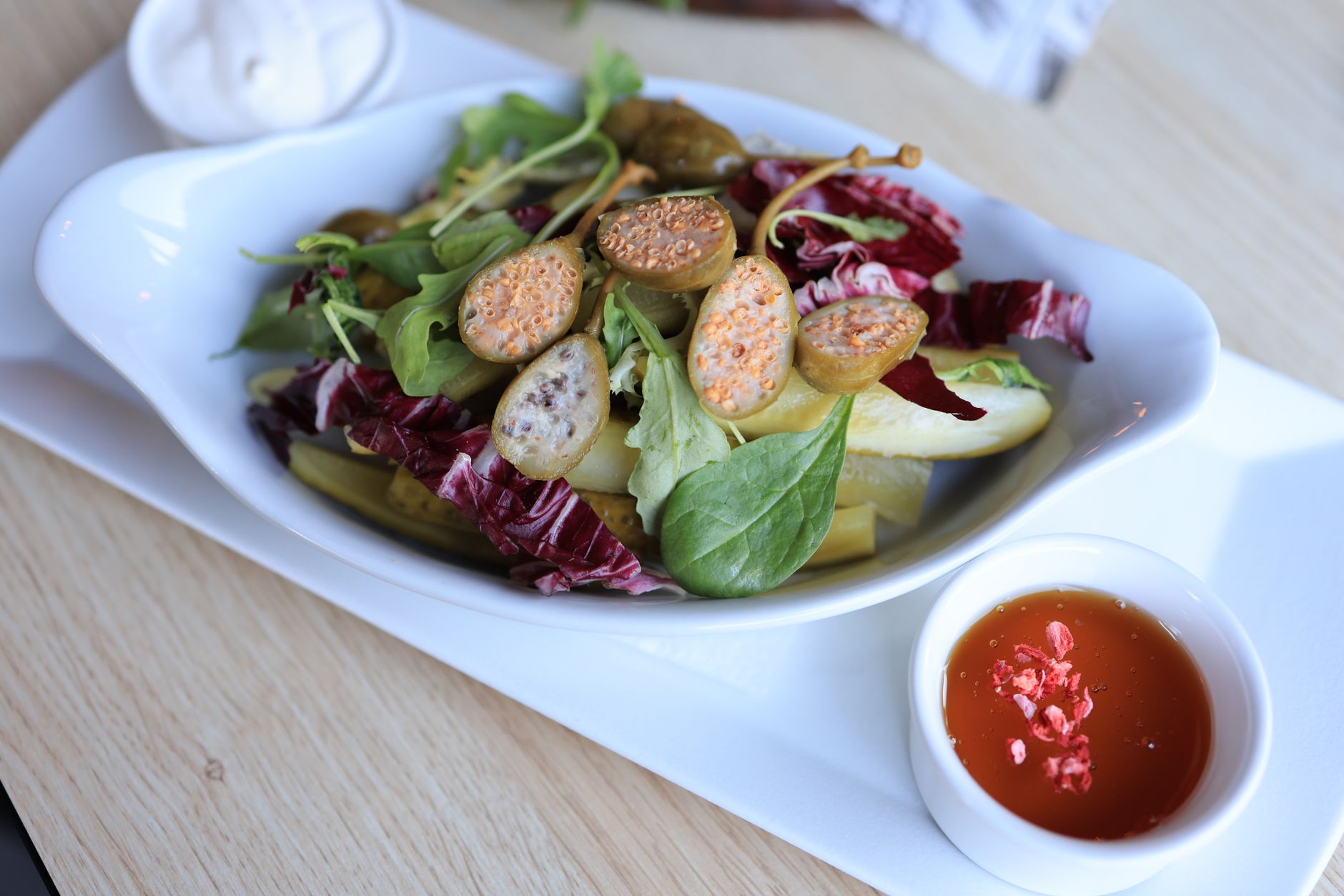 Crunchaus Salad Pim segar dengan sayuran hijau, tomat, dan saus ringan.