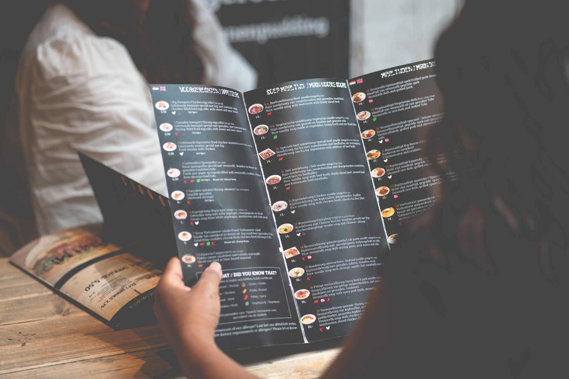 Daftar menu à la carte lengkap dengan foto hidangan, harga, dan deskripsi singkat untuk pilihan kuliner premium