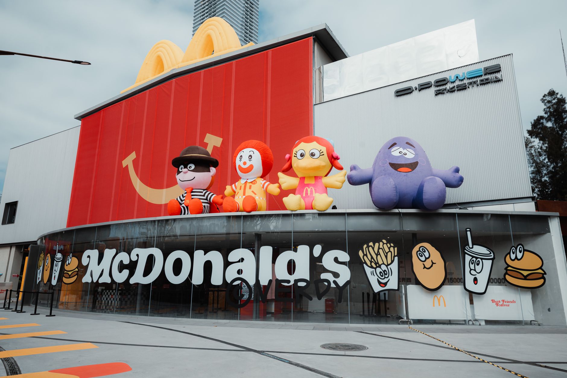 Daftar harga menu ala carte McDonald's terbaru lengkap dengan nilai kalori dan opsi pilihan.
