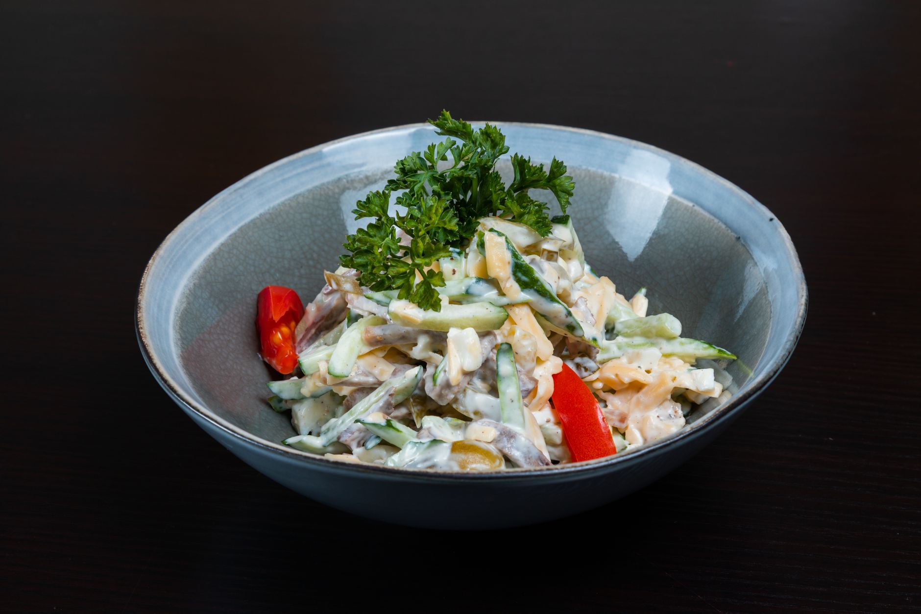 Dressing salad sayur simple dengan bahan lemon, minyak zaitun, dan bumbu ringan, siap disajikan segar.