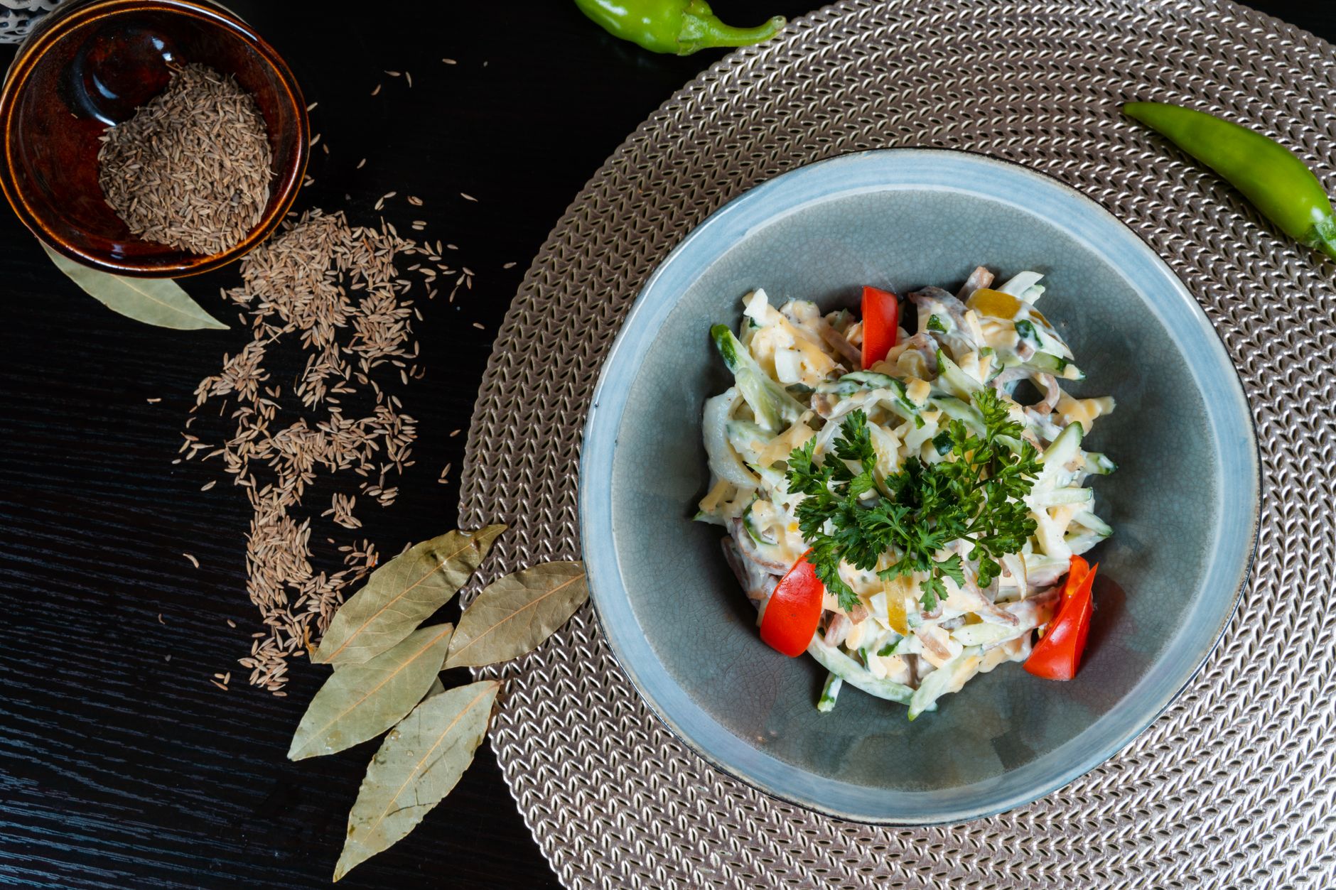 Coslow salat segar dengan daun selada, tomat, dan dressing lemon, cocok untuk menu sehat harian.