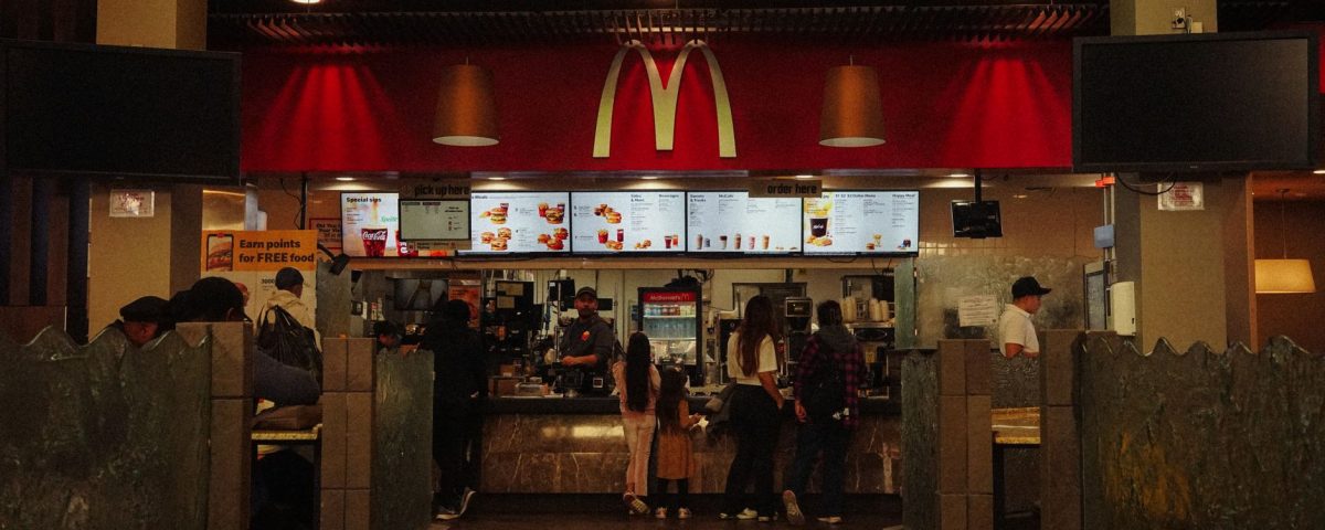 Menu a la carte McDonald's menampilkan pilihan burger, ayam, dan side dish lengkap