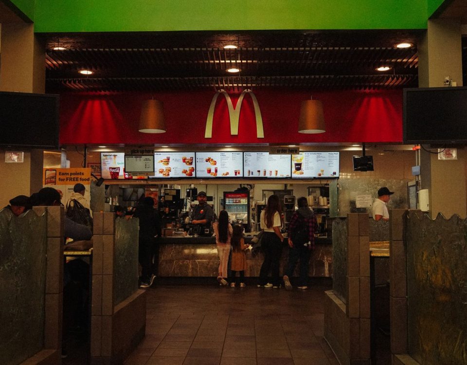 Menu a la carte McDonald's menampilkan pilihan burger, ayam, dan side dish lengkap
