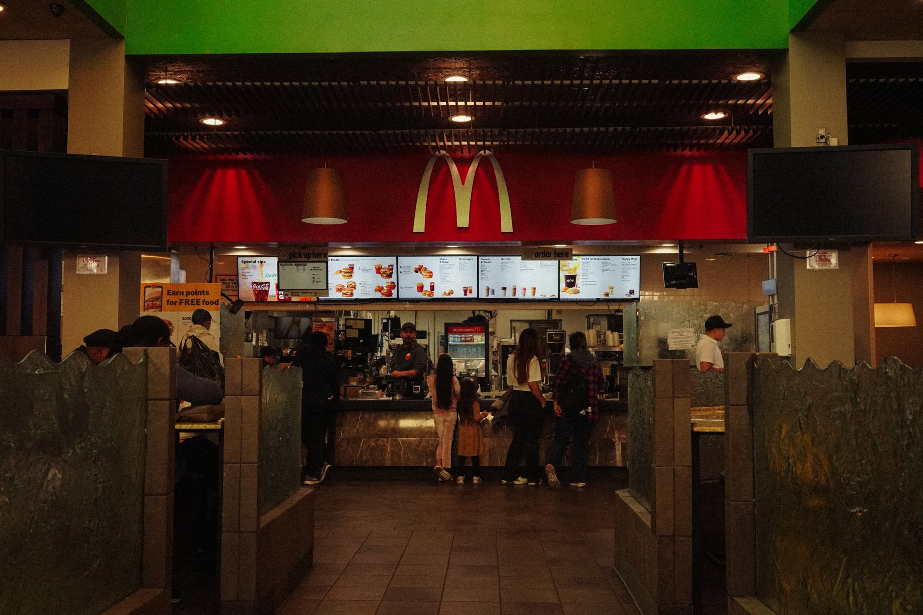 Harga menu ala carte McDonald's lengkap, mulai dari burger hingga snack, terupdate 2024