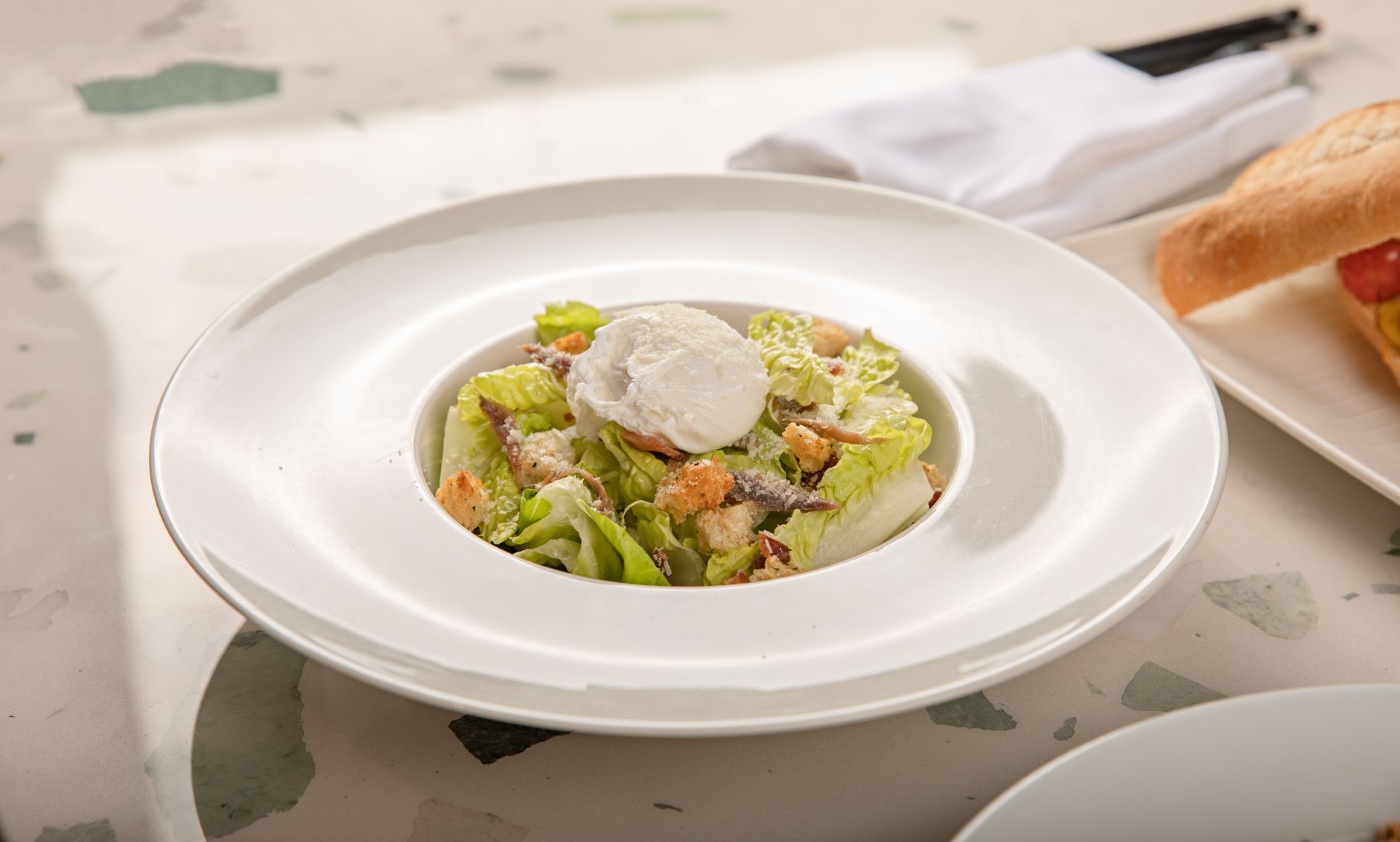 Isian Caesar Salad segar dengan selada romaine, crouton renyah, keju parmesan, dan saus Caesar creamy
