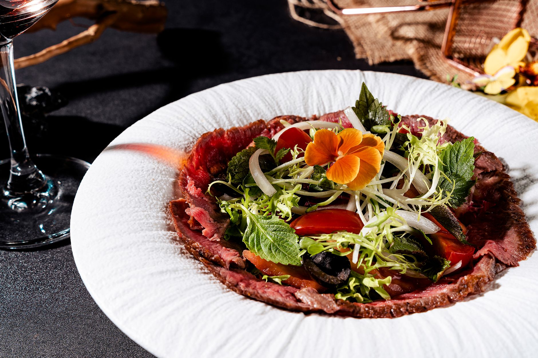 Segar salad Prancis dengan daun selada, tomat, dan vinaigrette klasik, menampilkan warna hijau cerah.