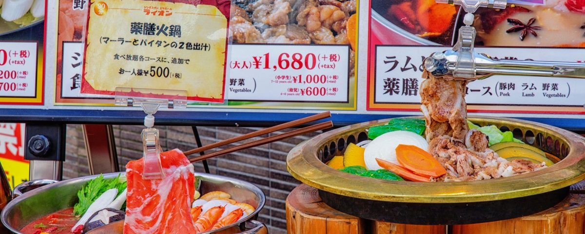Gyu Kaku menampilkan menu a la carte lengkap dengan harga, termasuk steak, sushi, dan hidangan Jepang.