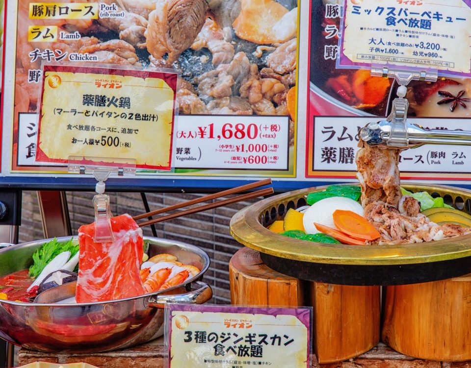 Gyu Kaku menampilkan menu a la carte lengkap dengan harga, termasuk steak, sushi, dan hidangan Jepang.