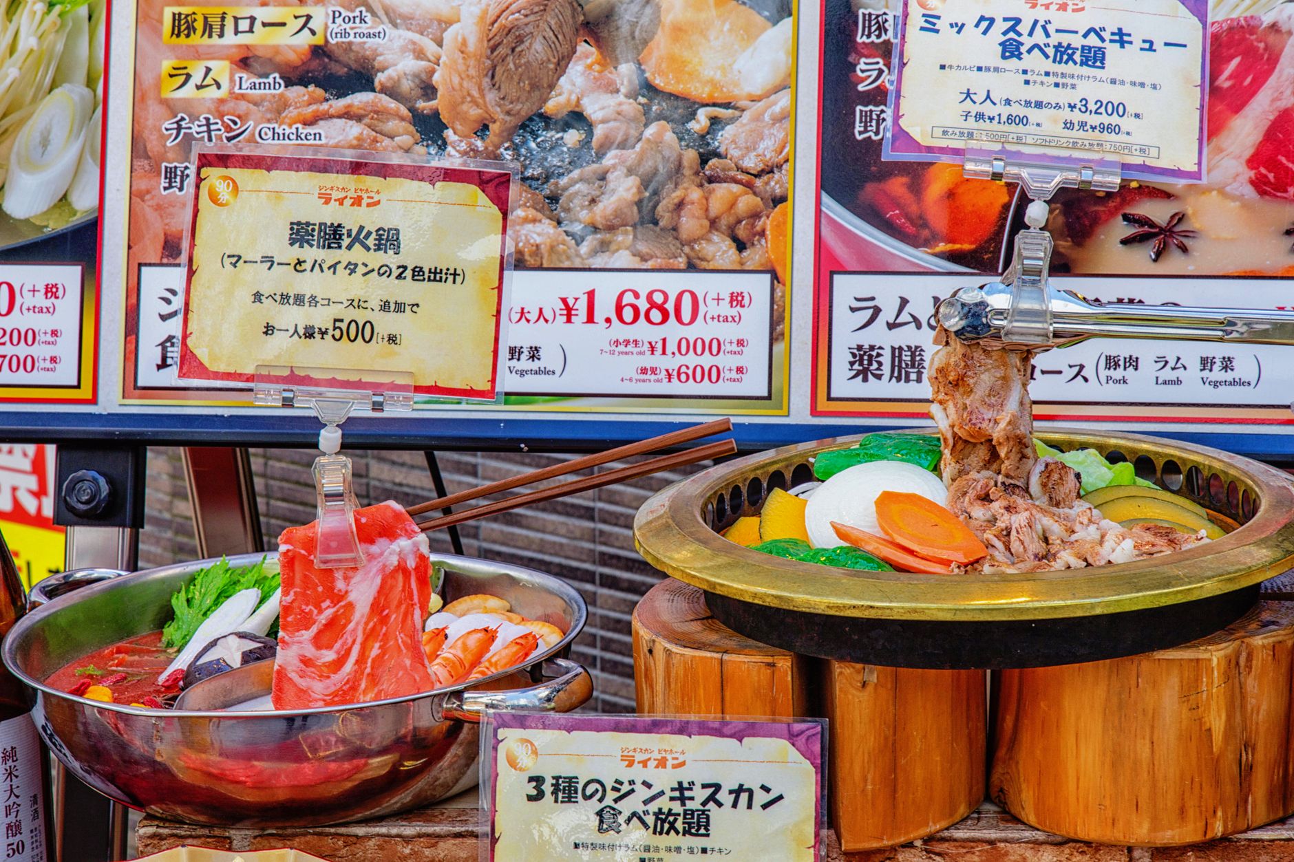 Gyu Kaku menampilkan menu a la carte lengkap dengan harga, termasuk steak, sushi, dan hidangan Jepang.