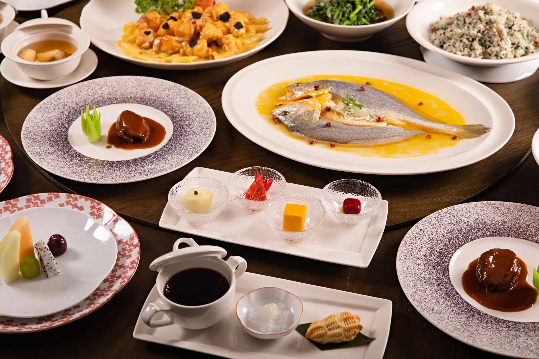Makan malam ala carte mewah dengan hidangan gourmet berwarna, piring elegan, dan pencahayaan romantis.