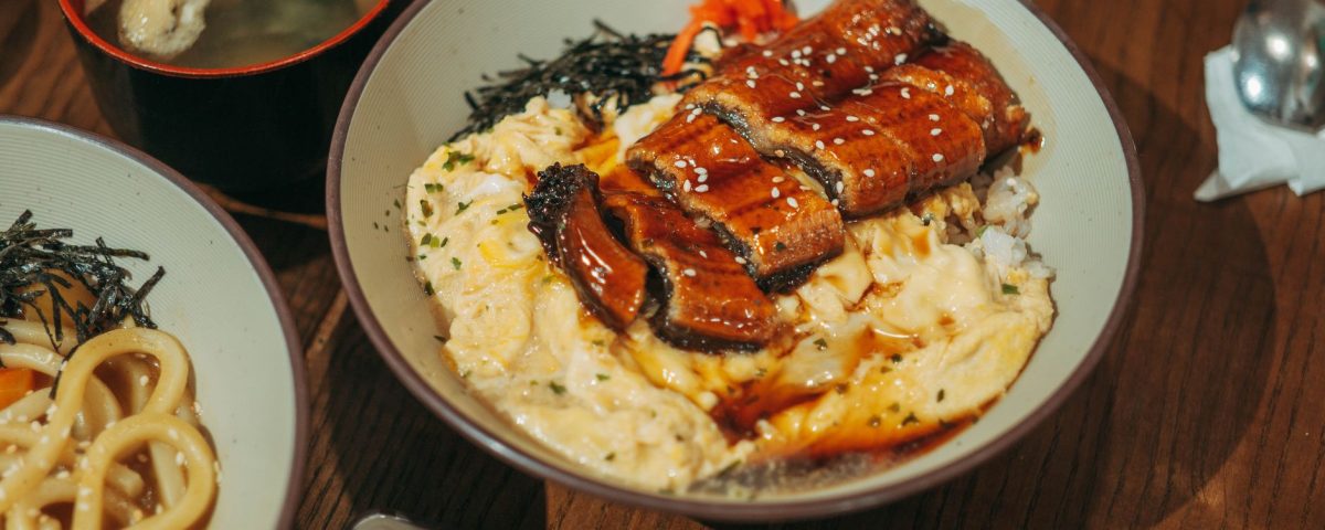 Hidangan Donburi Ichiya di Gading Serpong dengan nasi, topping segar, dan saus khas Jepang.
