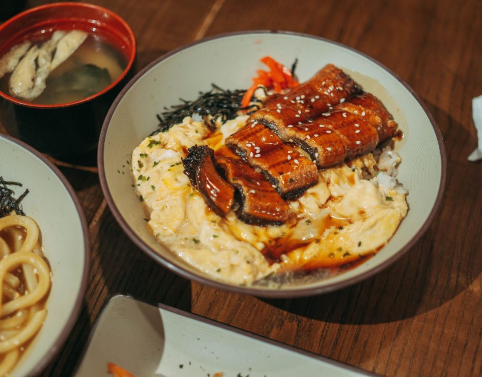 Hidangan Donburi Ichiya di Gading Serpong dengan nasi, topping segar, dan saus khas Jepang.