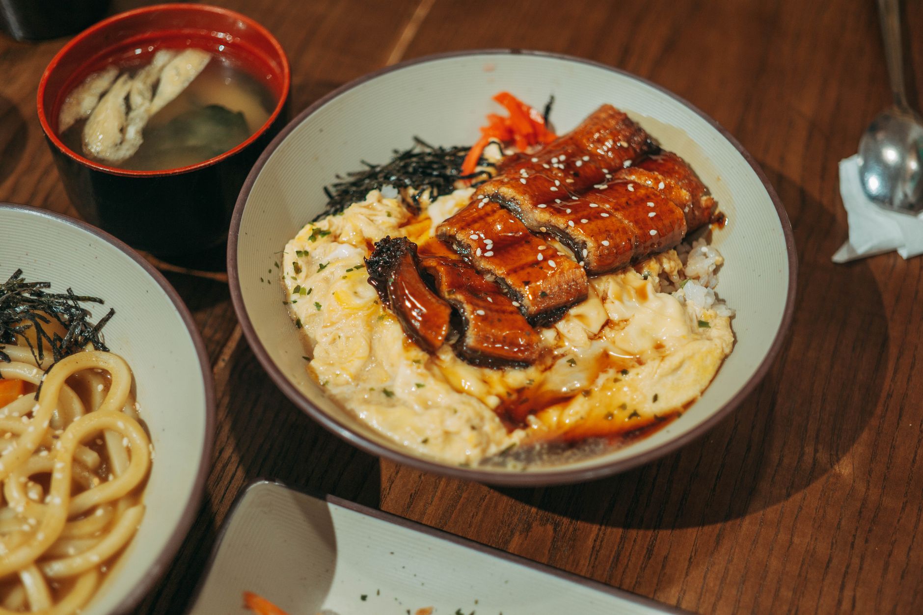 Hidangan Donburi Ichiya di Gading Serpong dengan nasi, topping segar, dan saus khas Jepang.