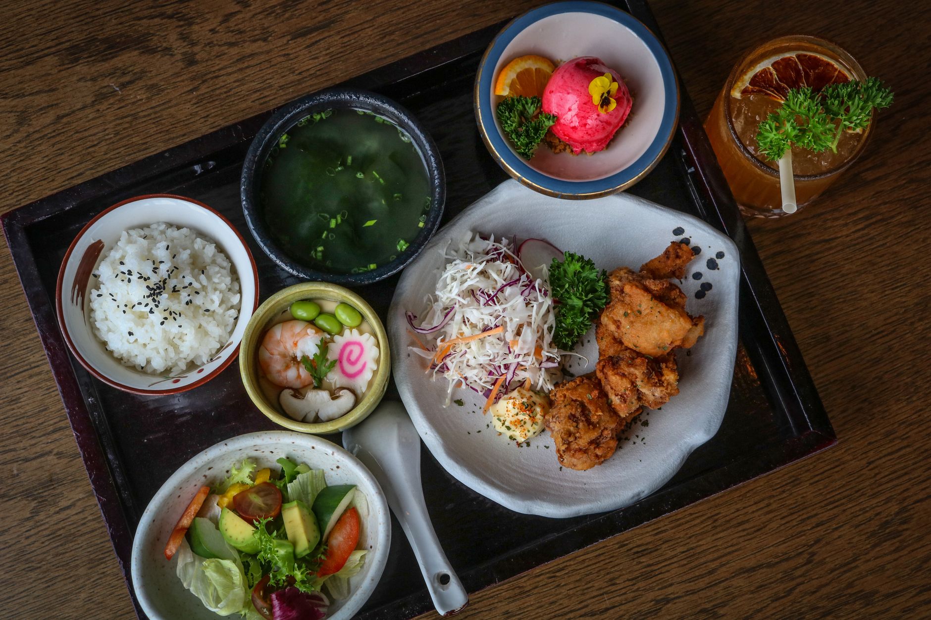 Menu gyu kaku ala carte dengan potongan daging sapi segar, sayuran segar, dan saus pedas khas Korea.