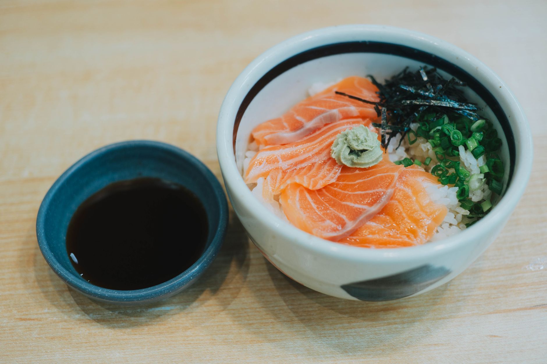 Makanan donburi ikan salmon di Ichiban Sushi, disajikan dalam mangkuk cantik penuh rasa Jepang