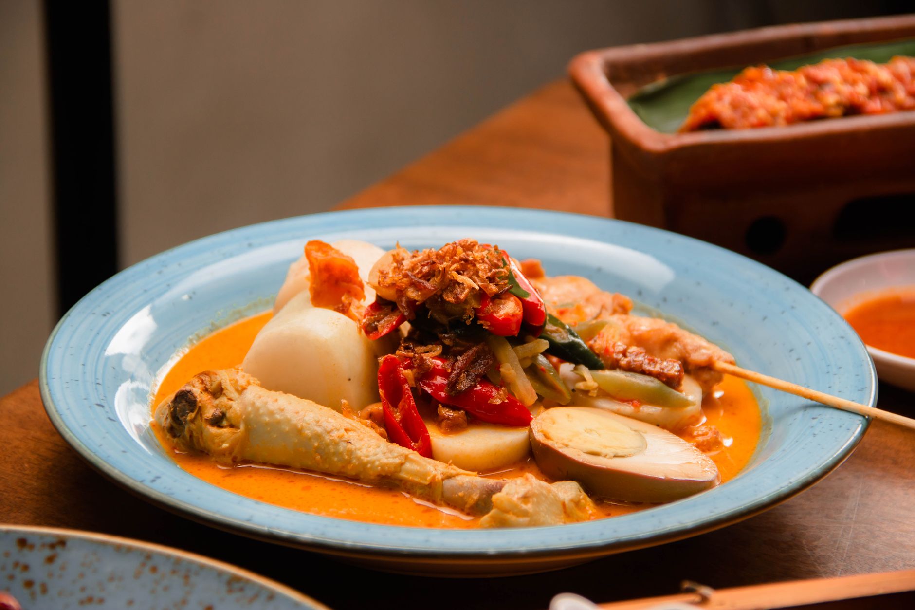 Isian salad sayur segar dengan wortel, mentimun, tomat, dan dressing ringan untuk hidangan sehat.