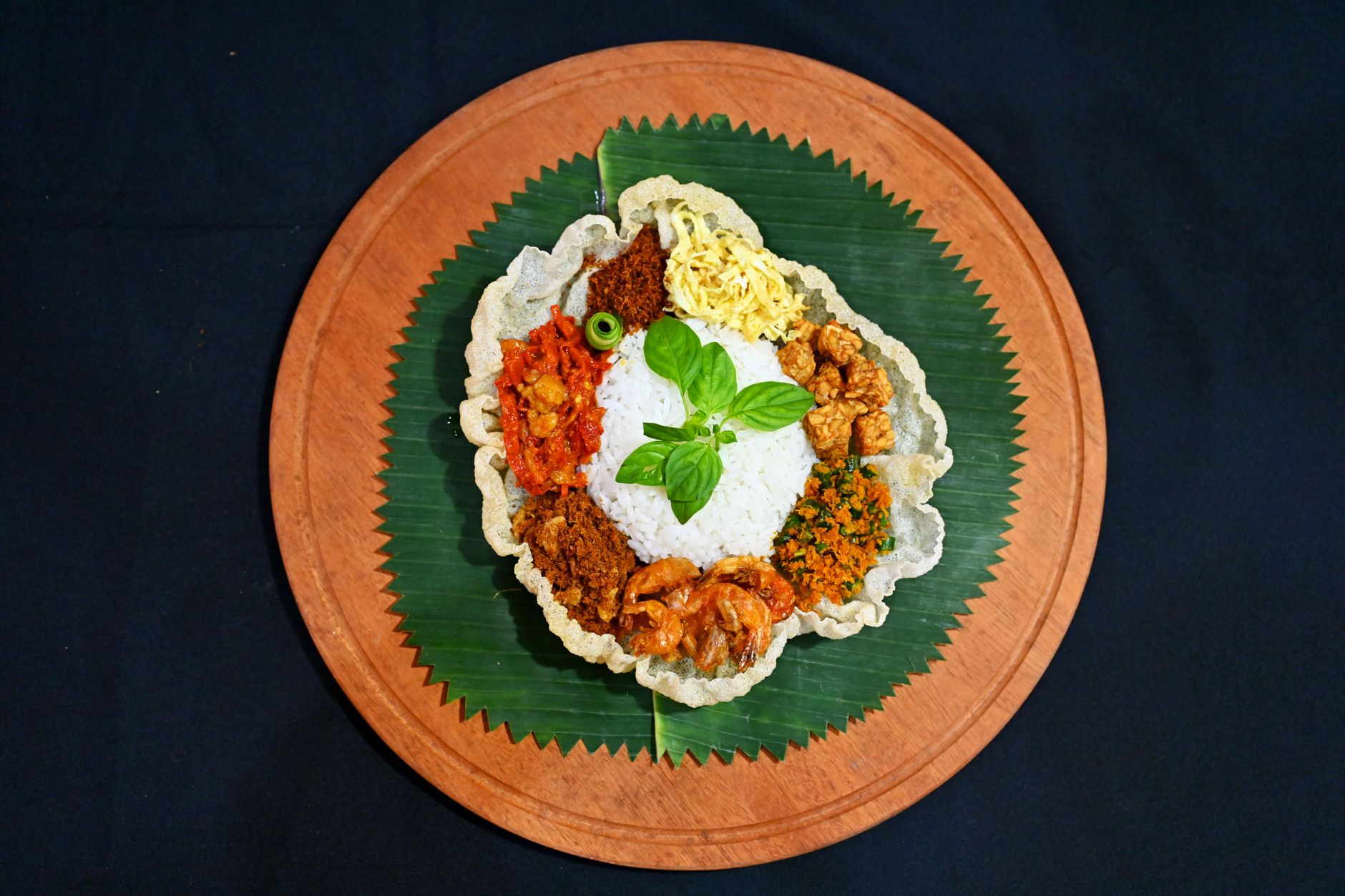 Hidangan ala carte berwarna-warni dengan variasi bahan segar disajikan di piring elegan.