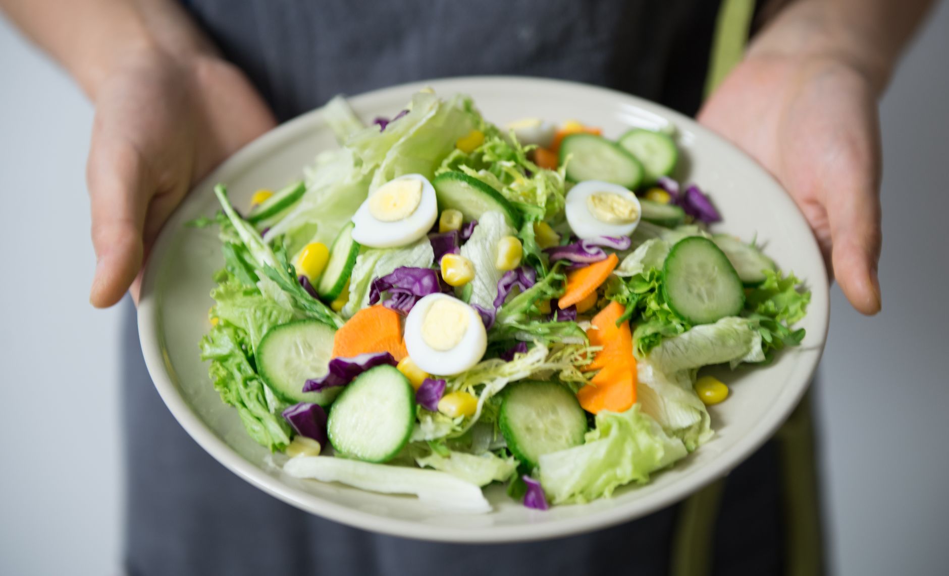 Berbagai jenis salad sayur segar dengan warna cerah, dipadukan daun, tomat, wortel, dan dressing ringan.