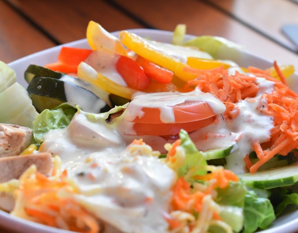 Harga salad sayur HokBen terjangkau, mulai dari Rp45.000, pilihan sehat untuk makan siang.