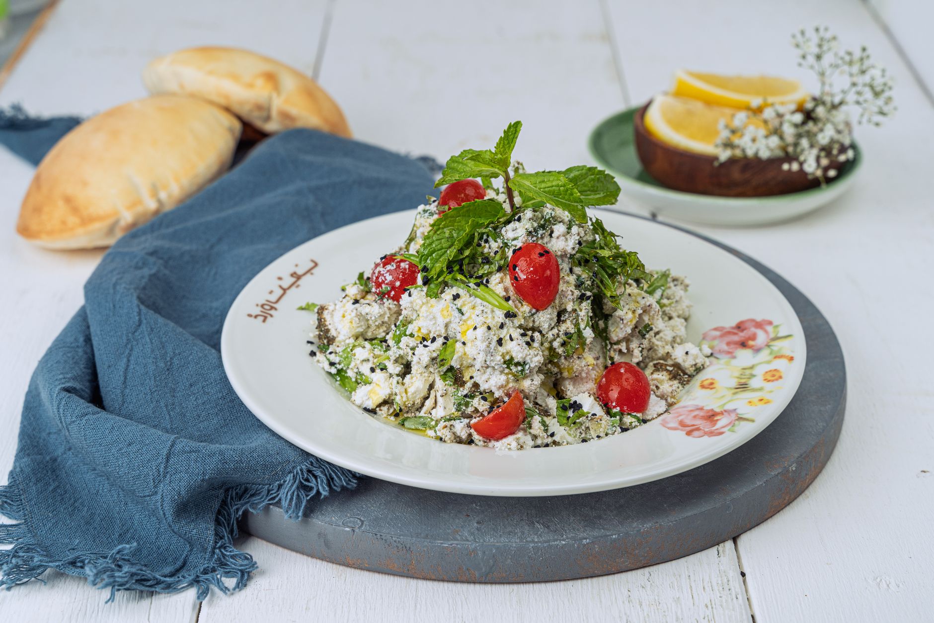 Isian salad segar berwarna-warni dengan sayuran, buah, kacang, dan saus ringan, siap menambah nutrisi.