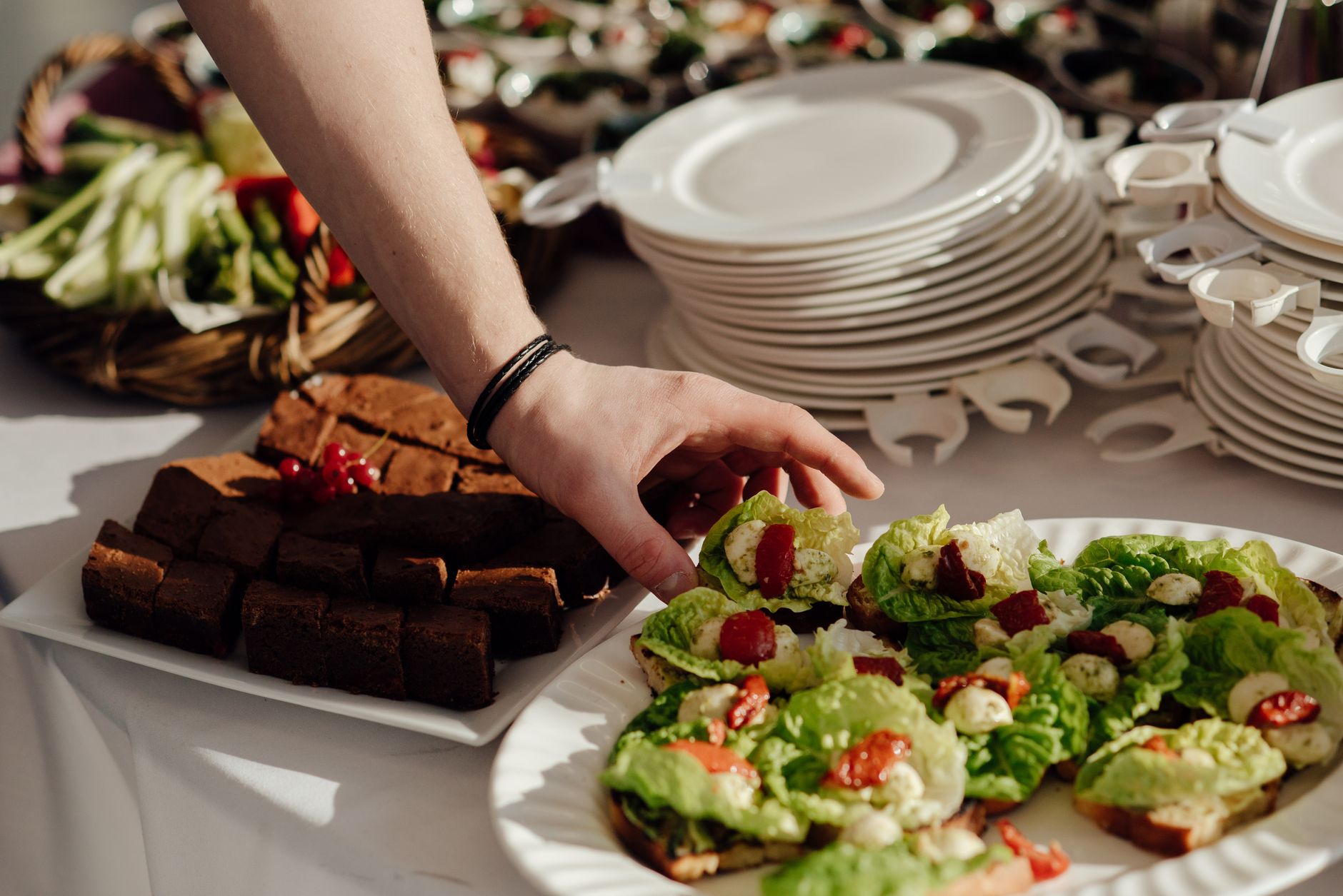 Salad appetizer segar dengan sayuran berwarna, dressing ringan, dan topping kacang panggang, cocok untuk menu pembuka.