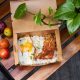 Nasi dalam kotak dengan potongan chicken katsu renyah, saus tonkatsu, dan sayuran segar