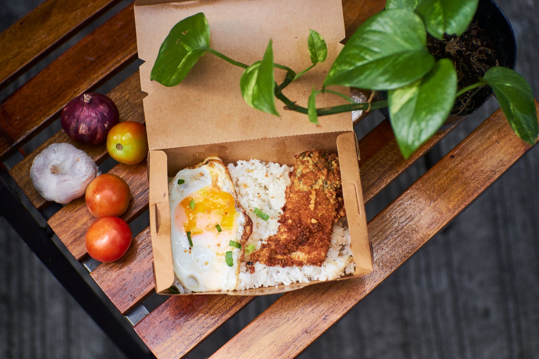 Nasi dalam kotak dengan potongan chicken katsu renyah, saus tonkatsu, dan sayuran segar
