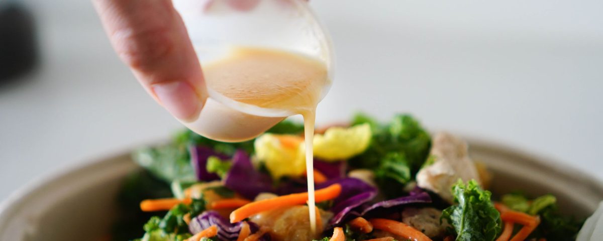 Dressing sehat untuk salad sayur rendah kalori, cocok bagi diet rendah lemak dan gula.