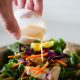 Dressing sehat untuk salad sayur rendah kalori, cocok bagi diet rendah lemak dan gula.