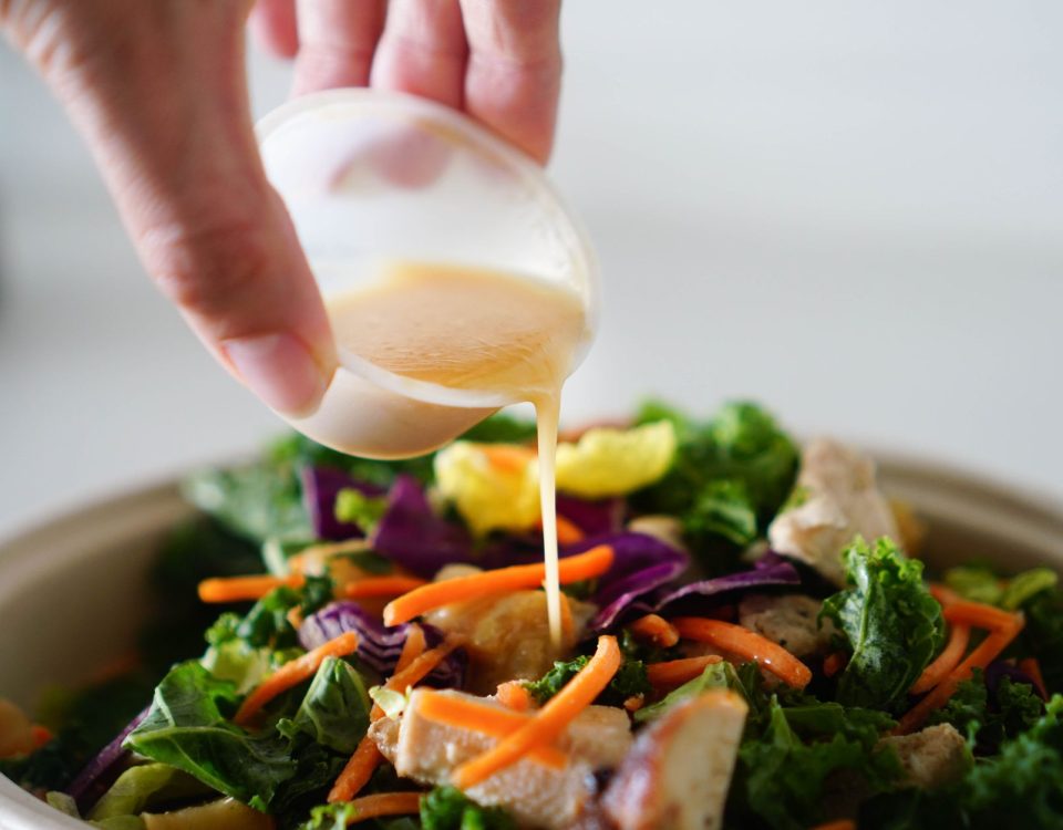 Dressing sehat untuk salad sayur rendah kalori, cocok bagi diet rendah lemak dan gula.