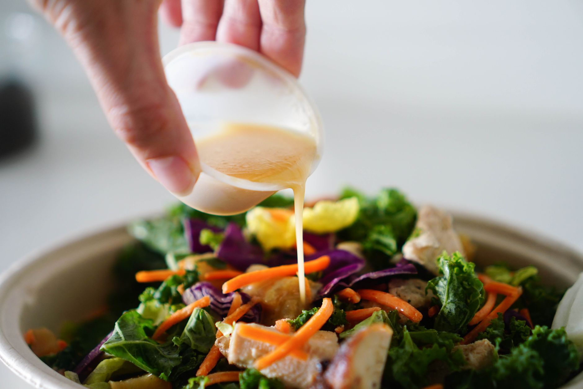 Dressing sehat untuk salad sayur rendah kalori, cocok bagi diet rendah lemak dan gula.