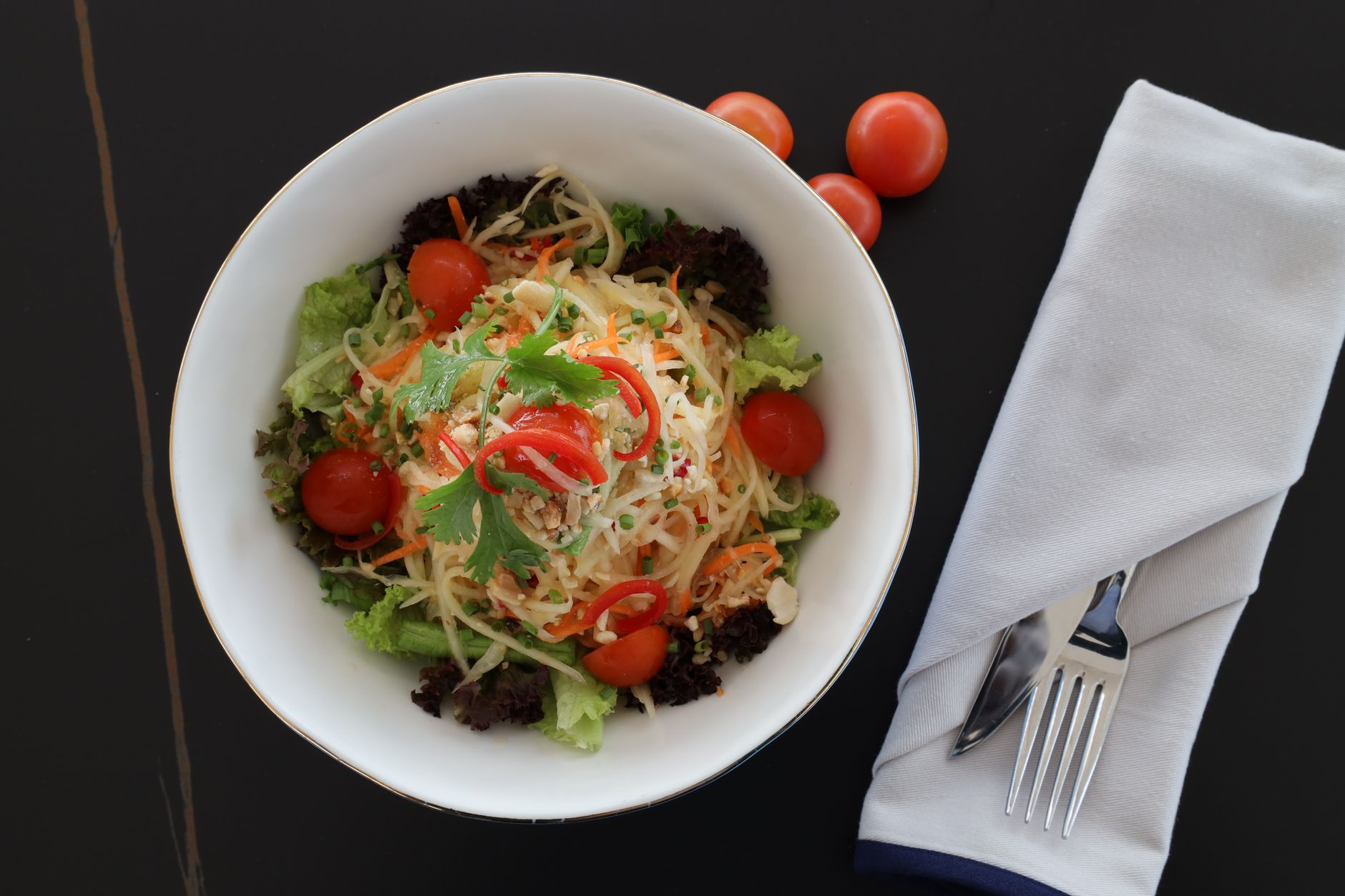 Salad segar berwarna-warni dengan selada, tomat, mentimun, dan vinaigrette, cocok untuk diet sehat.