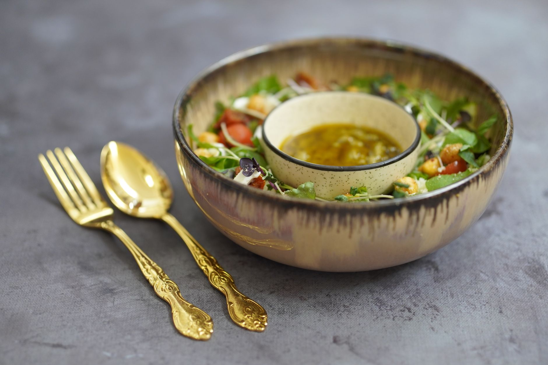 Beragam dressing salad segar, dari vinaigrette lemon hingga creamy ranch, melengkapi rasa sayuran.
