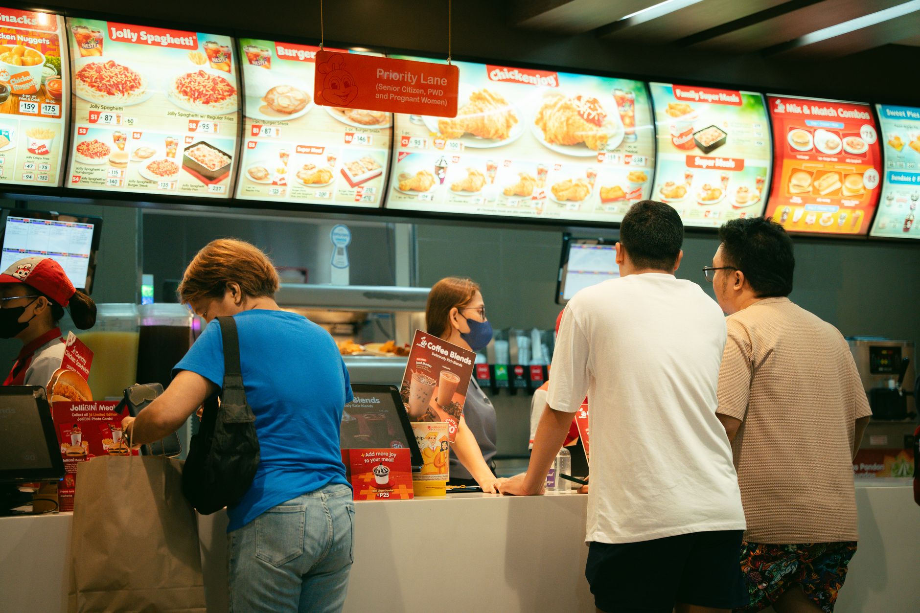 Menu ala carte McDonald’s menampilkan pilihan burger, nugget, dan minuman segar untuk selera modern