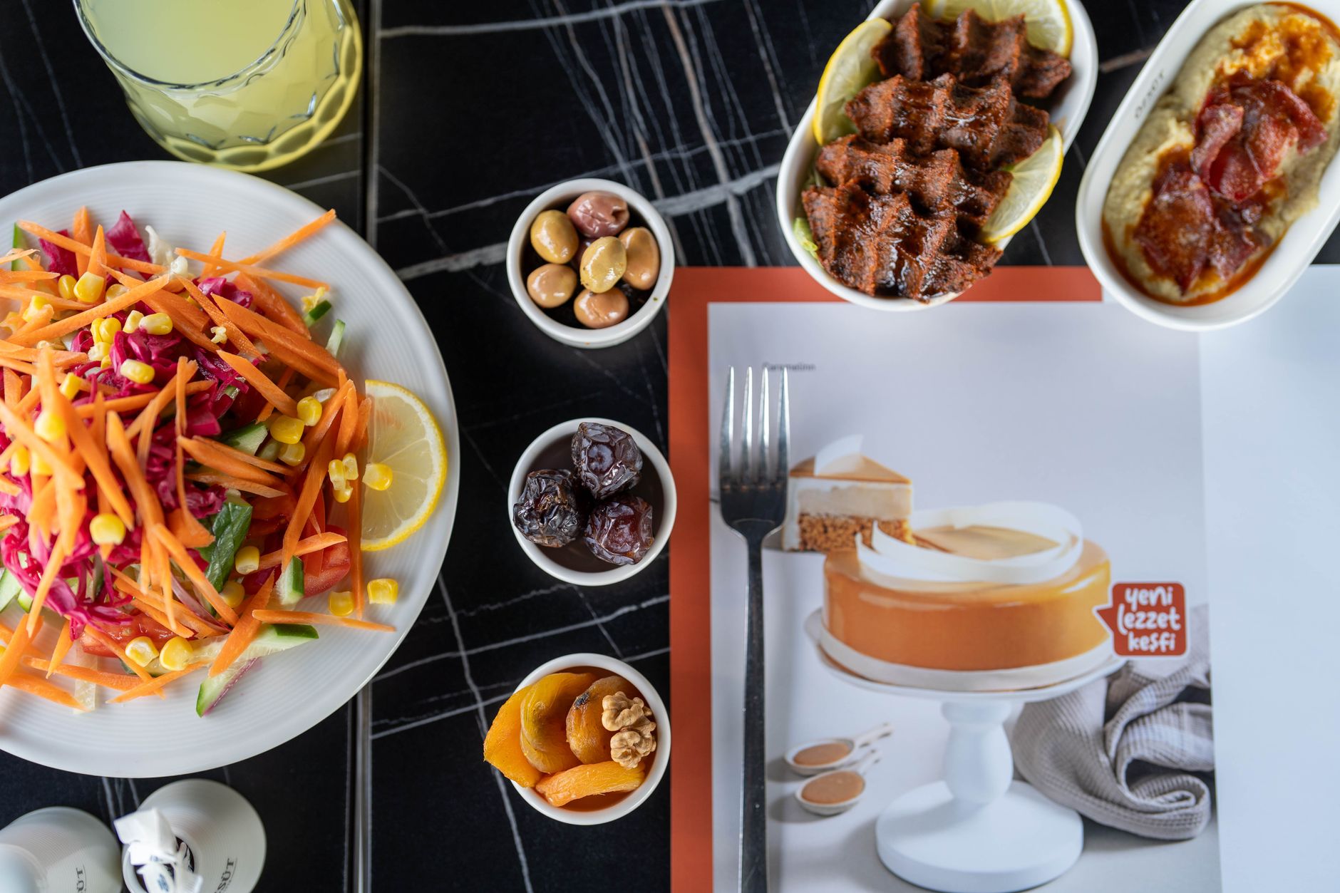 Menu à la carte elegan hotel menampilkan pilihan kuliner premium untuk tamu yang menginginkan rasa eksklusif
