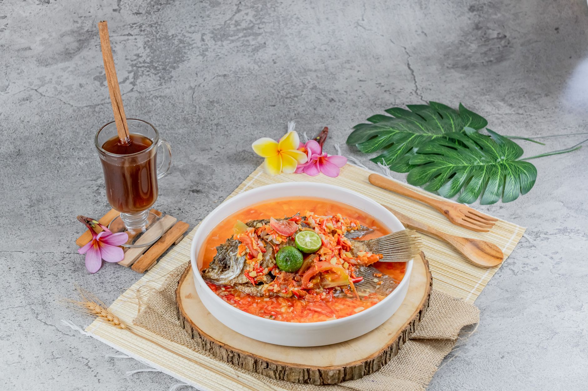 Saos Kewpie tomat pedas dengan warna merah menggiurkan, cocok untuk menambah rasa pada makanan.