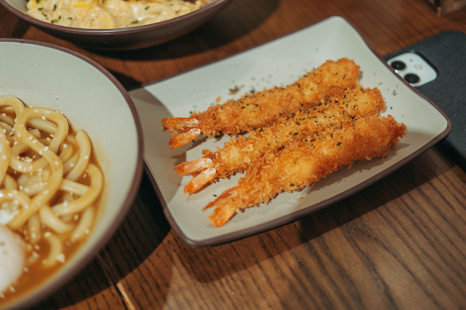 Kimukatsu renyah berlapis tepung roti, disajikan dengan saus tonkatsu dan irisan sayur segar