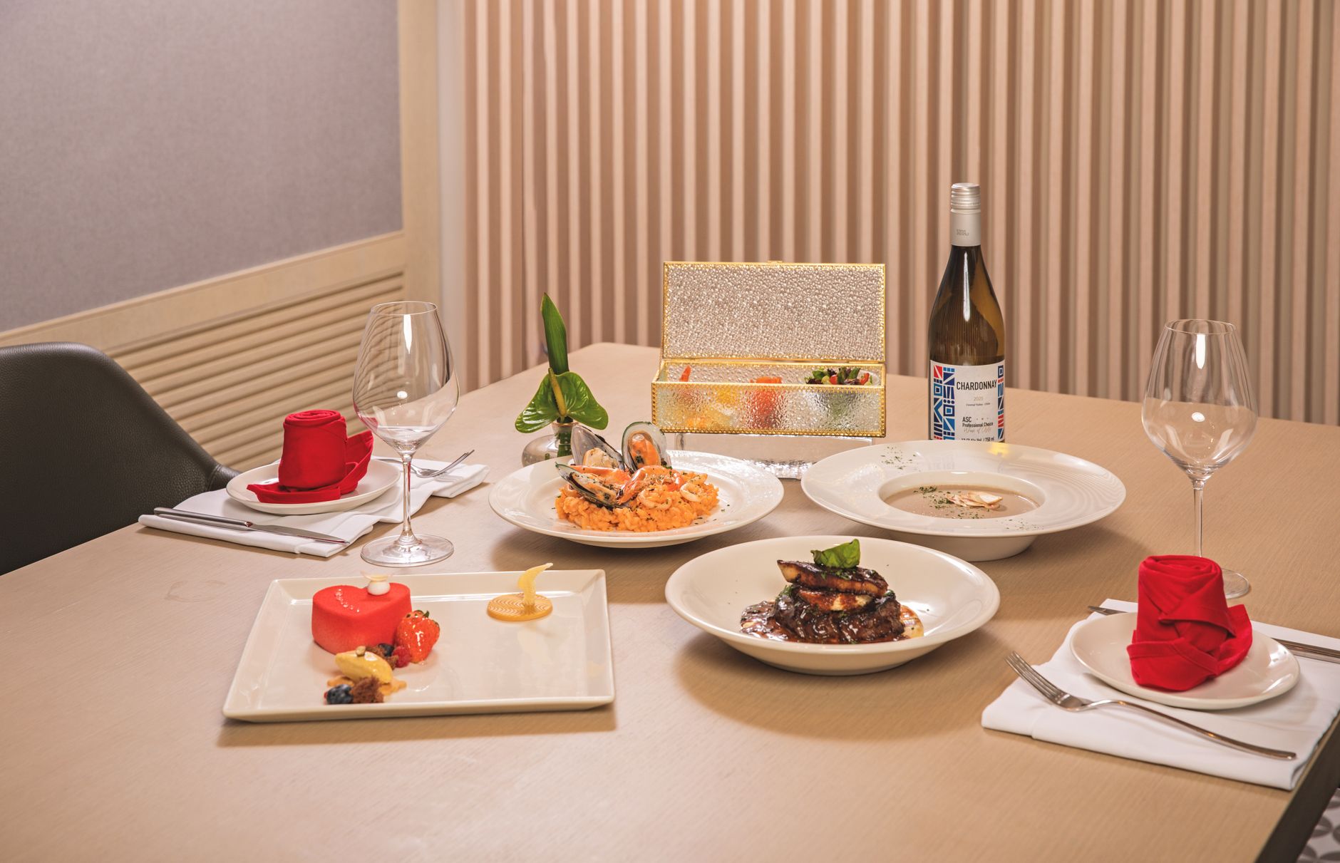 Menu ala carte western food lengkap dengan pilihan steak, pasta, dan salad segar.