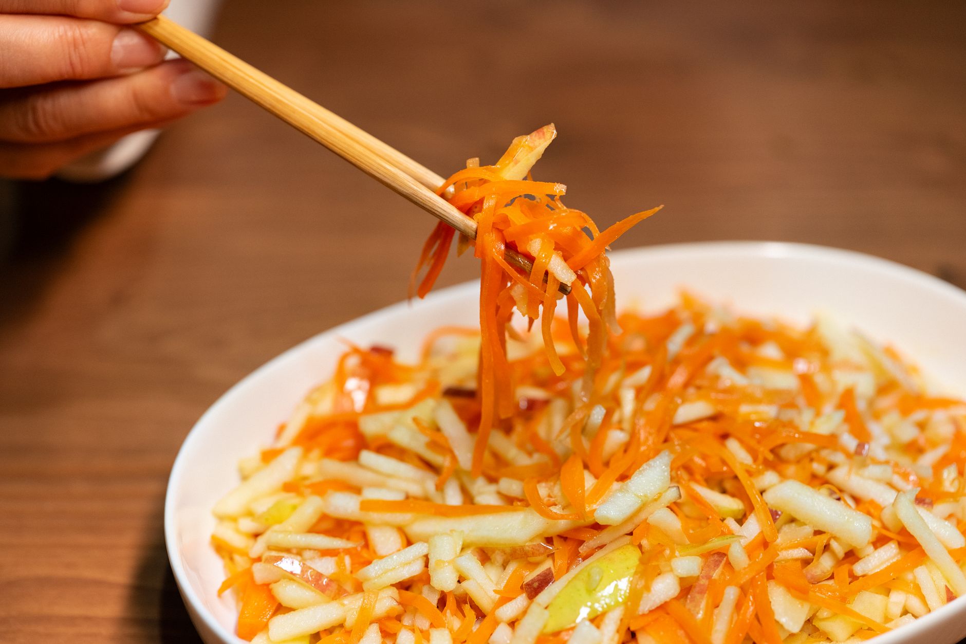 Kinpira gobo adalah salad Jepang berakar dari batang daikon, dimasak dengan minyak wijen, kecap, dan gula.